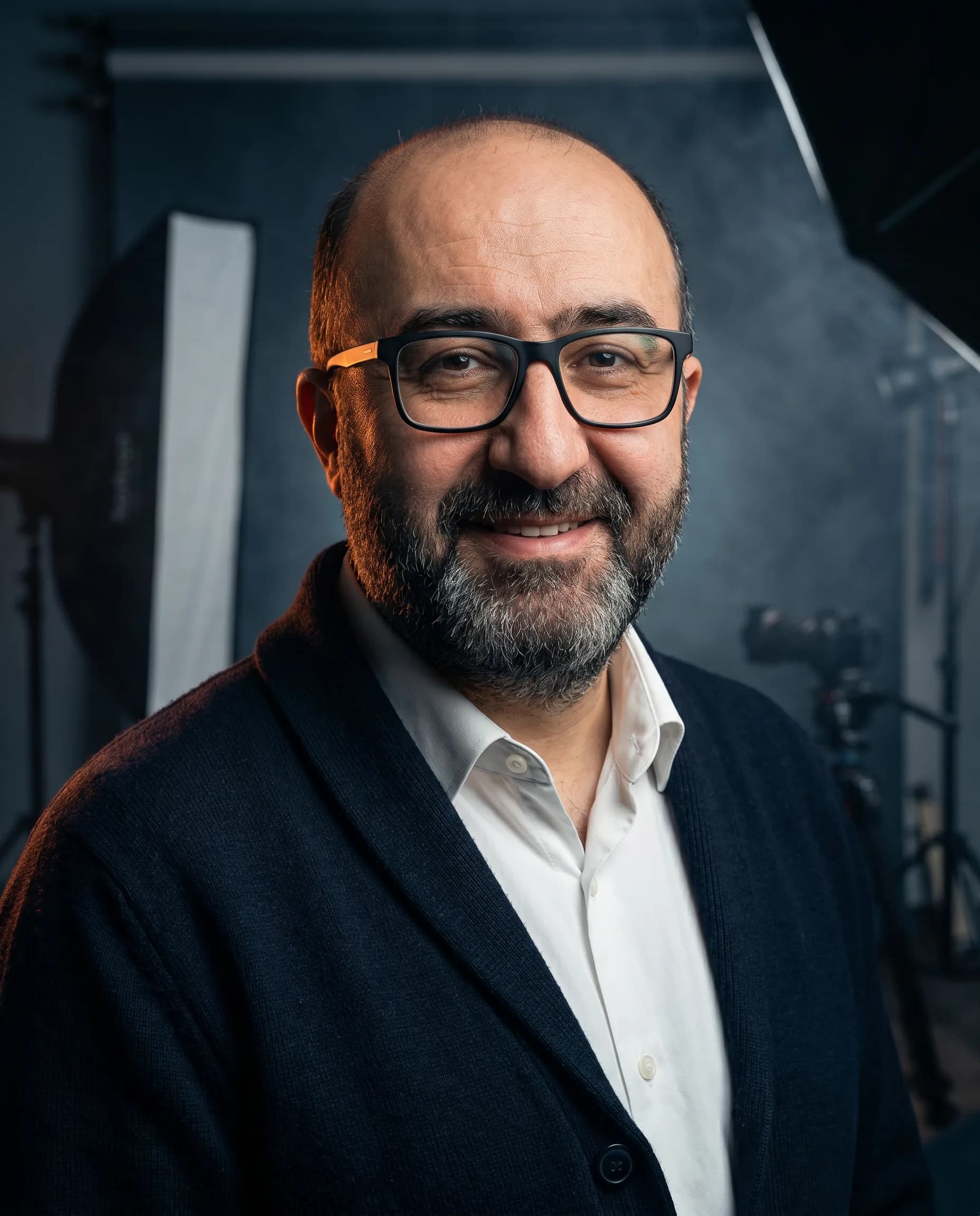 Murat Ischik in seinem Fotostudio — der Mensch hinter dem Marketer